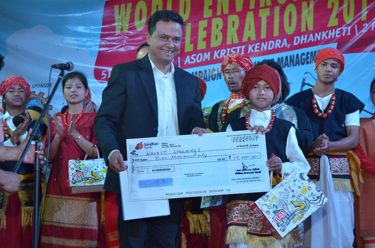Click to enlarge CEO, Shillong Municipal Board, Shri B.S.Sohliya handing over the cash prize to one the winners of the Phawar Competition on 5th June 2017