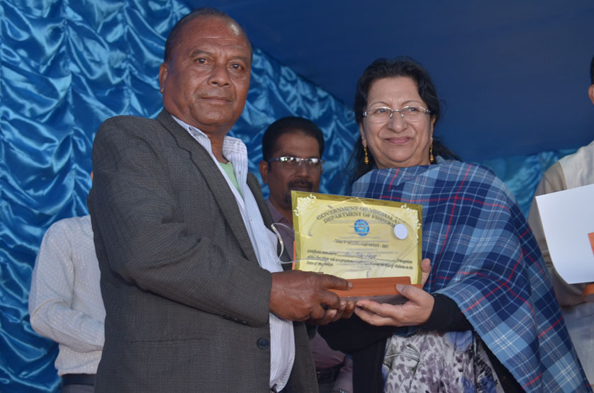 Click to enlarge Smti RoshanWarjri giving away the award to one of the awardees during the Aqua Fest 2017