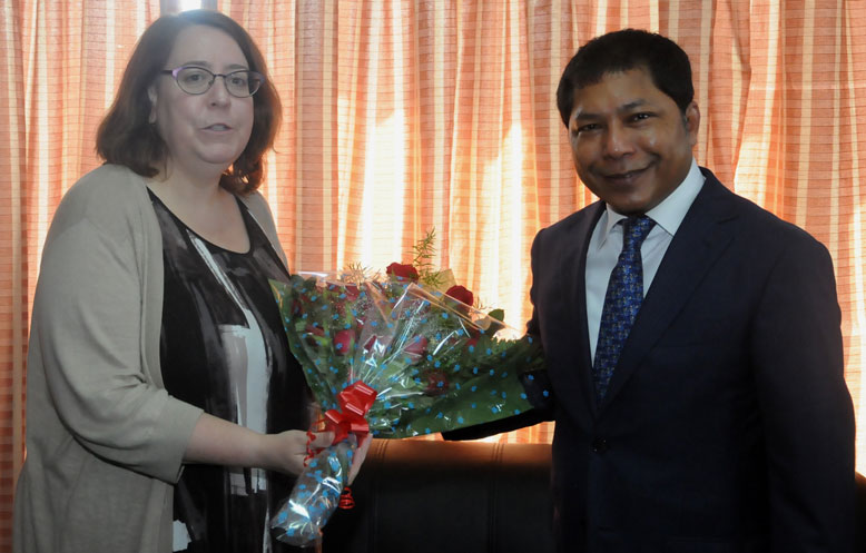 Click to enlarge Consul General of USA, American Consulate, Kolkata, Ms. Helen LaFave being felicitated while calling on Meghalaya, CM, Dr. Mukul Sangma