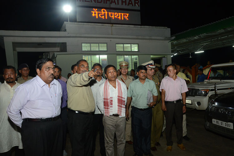 Click to enlarge Chief Minister discusses setting up of Facilitation Centre at Mendipathar Railway Station on 21st June 2017